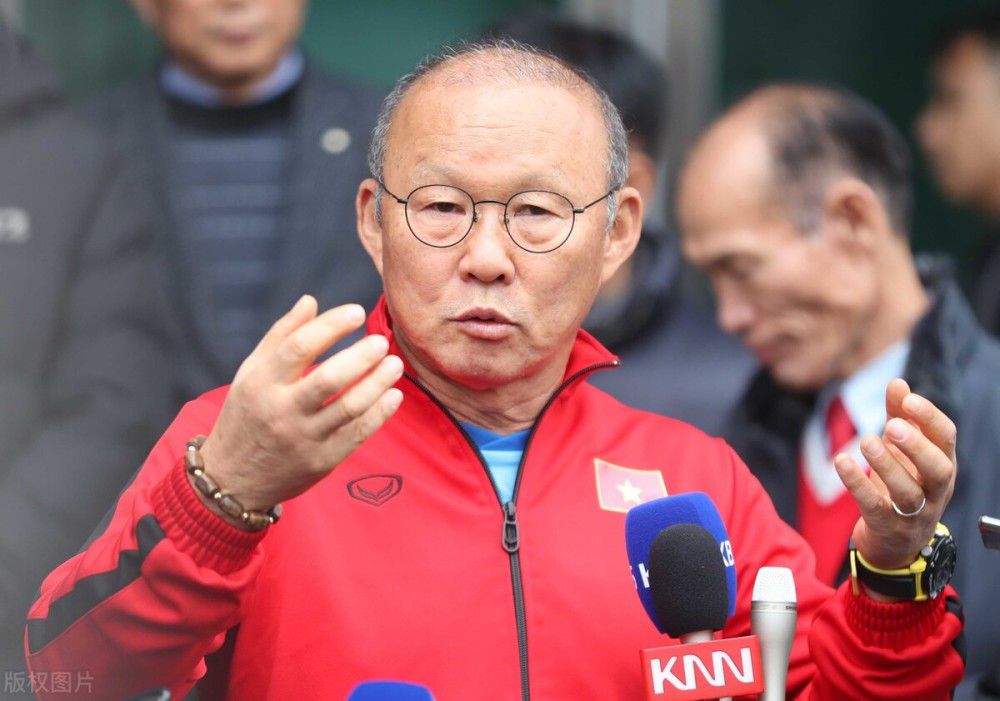 林德洛夫现年29岁，2017年他以3100万镑的转会费从本菲卡加盟曼联，已经为俱乐部在英超出战了171次。